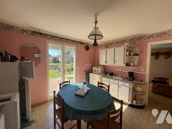 Maison comprenant : hall d’entrée desservant salon/séjour, cuisine, cellier, wc, chambre