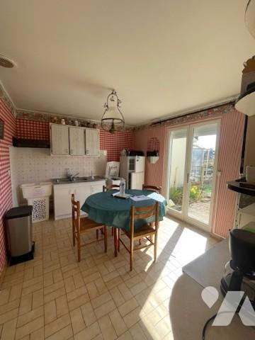 Maison comprenant : hall d’entrée desservant salon/séjour, cuisine, cellier, wc, chambre