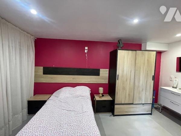 Maison comprenant : hall d’entrée desservant salon/séjour, cuisine, cellier, wc, chambre