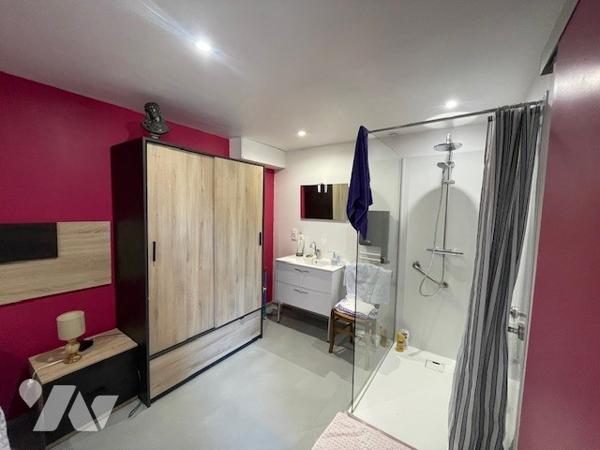 Maison comprenant : hall d’entrée desservant salon/séjour, cuisine, cellier, wc, chambre