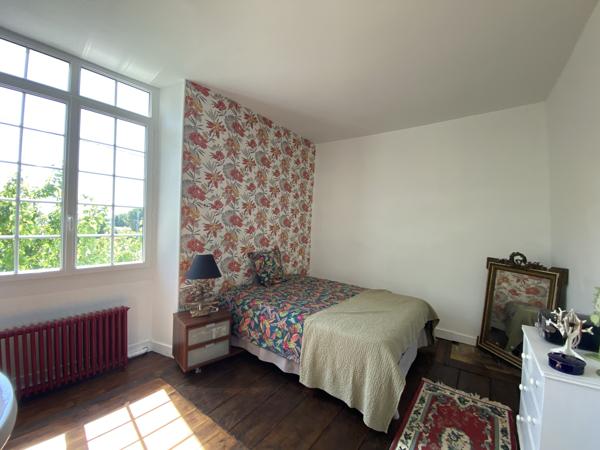 ANGOULEME Au pied du Plateau, rue calme à proximité du bus. Maison fin XVIII, composée de : en rez-de-chaussée