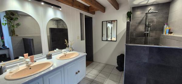 Maison coup de coeur avec 2 chambres, mezzanine, terrain clos avec piscine hors sol, espace de stockage à pied des commerces