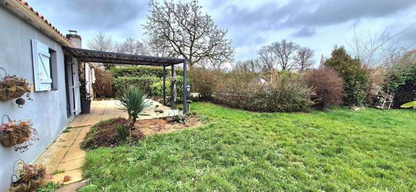 Maison coup de coeur avec 2 chambres, mezzanine, terrain clos avec piscine hors sol, espace de stockage à pied des commerces