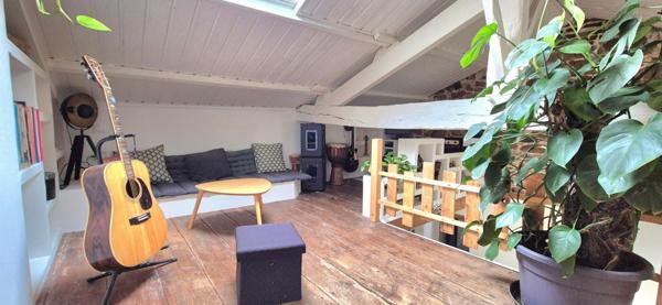 Maison coup de coeur avec 2 chambres, mezzanine, terrain clos avec piscine hors sol, espace de stockage à pied des commerces