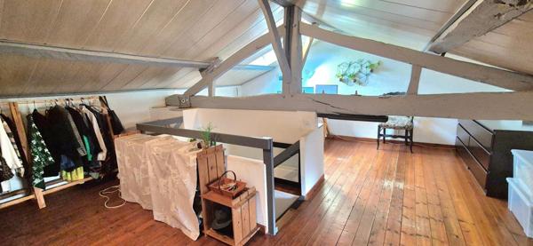 Maison coup de coeur avec 2 chambres, mezzanine, terrain clos avec piscine hors sol, espace de stockage à pied des commerces