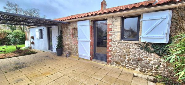 Maison coup de coeur avec 2 chambres, mezzanine, terrain clos avec piscine hors sol, espace de stockage à pied des commerces