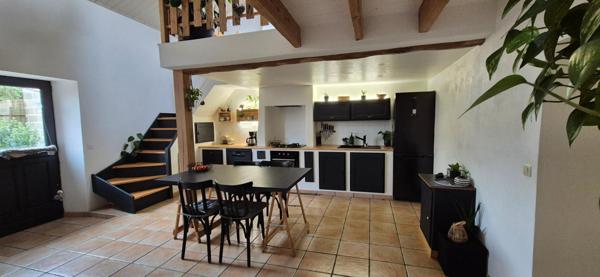 Maison coup de coeur avec 2 chambres, mezzanine, terrain clos avec piscine hors sol, espace de stockage à pied des commerces