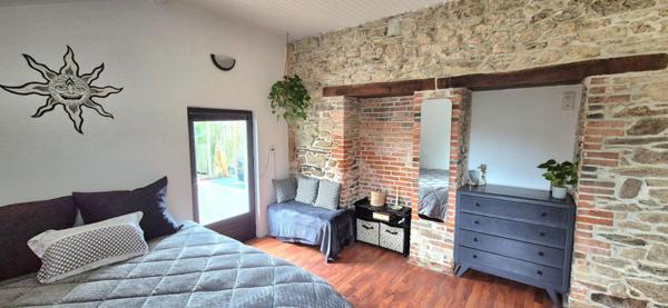 Maison coup de coeur avec 2 chambres, mezzanine, terrain clos avec piscine hors sol, espace de stockage à pied des commerces