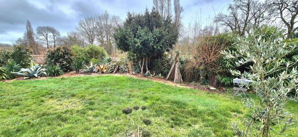 Maison coup de coeur avec 2 chambres, mezzanine, terrain clos avec piscine hors sol, espace de stockage à pied des commerces