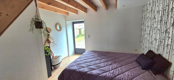 Maison coup de coeur avec 2 chambres, mezzanine, terrain clos avec piscine hors sol, espace de stockage à pied des commerces