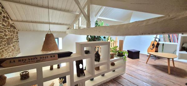 Maison coup de coeur avec 2 chambres, mezzanine, terrain clos avec piscine hors sol, espace de stockage à pied des commerces