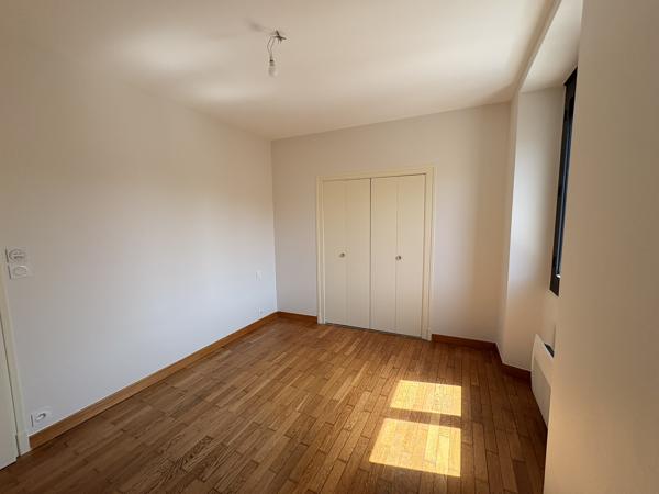 Maison à louer 690 € CC ST HILAIRE 3 p 74 m² DPE D