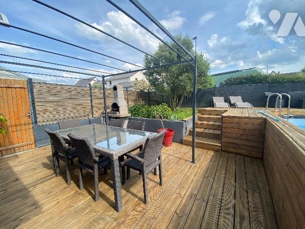 Pavillon récent de quatre chambres, sur un terrain de 361 m², à 800 m de la plage.