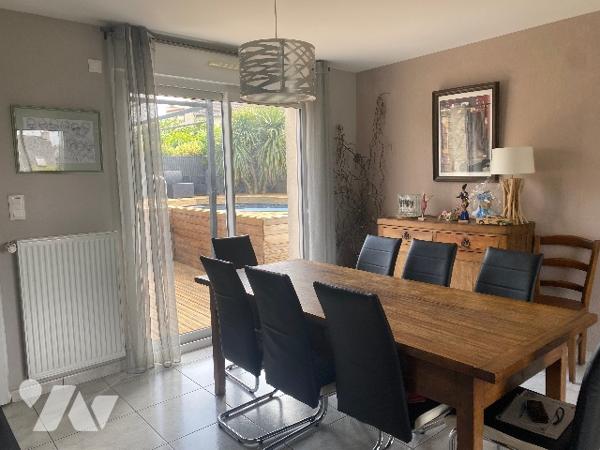 Pavillon récent de quatre chambres, sur un terrain de 361 m², à 800 m de la plage.