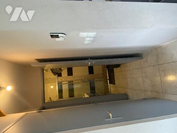 Pavillon récent de quatre chambres, sur un terrain de 361 m², à 800 m de la plage.