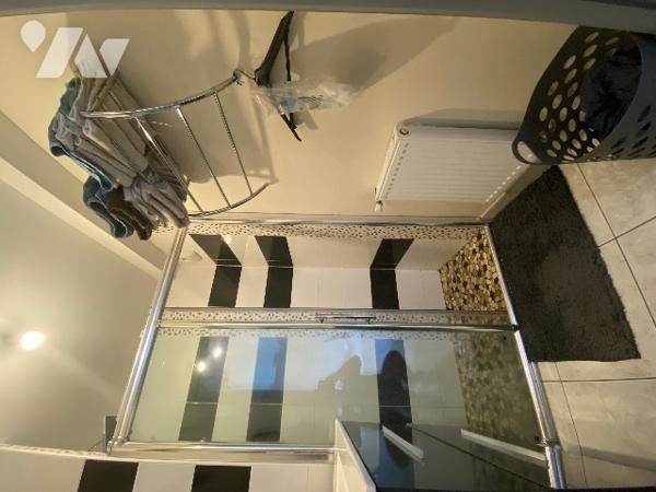 Pavillon récent de quatre chambres, sur un terrain de 361 m², à 800 m de la plage.