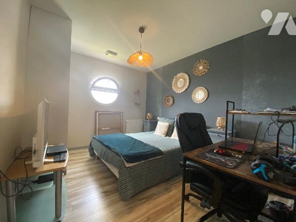 Pavillon récent de quatre chambres, sur un terrain de 361 m², à 800 m de la plage.