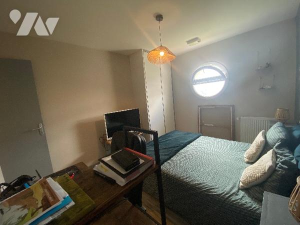 Pavillon récent de quatre chambres, sur un terrain de 361 m², à 800 m de la plage.