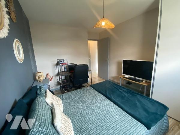 Pavillon récent de quatre chambres, sur un terrain de 361 m², à 800 m de la plage.