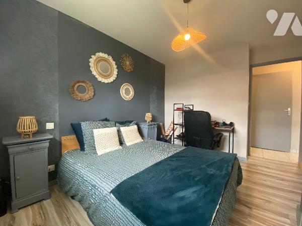 Pavillon récent de quatre chambres, sur un terrain de 361 m², à 800 m de la plage.