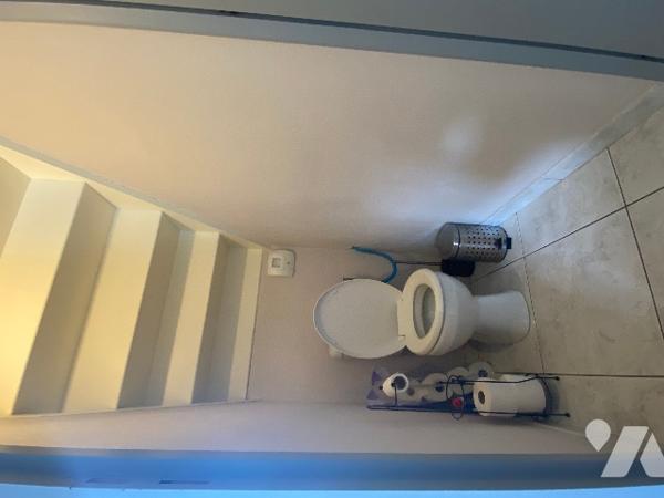 Pavillon récent de quatre chambres, sur un terrain de 361 m², à 800 m de la plage.