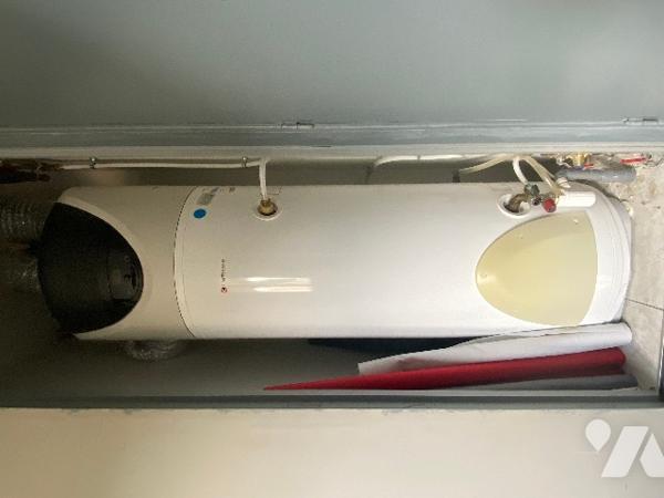 Pavillon récent de quatre chambres, sur un terrain de 361 m², à 800 m de la plage.