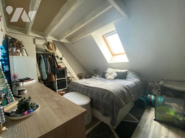 Pavillon récent de quatre chambres, sur un terrain de 361 m², à 800 m de la plage.