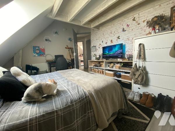 Pavillon récent de quatre chambres, sur un terrain de 361 m², à 800 m de la plage.