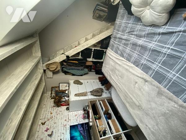 Pavillon récent de quatre chambres, sur un terrain de 361 m², à 800 m de la plage.