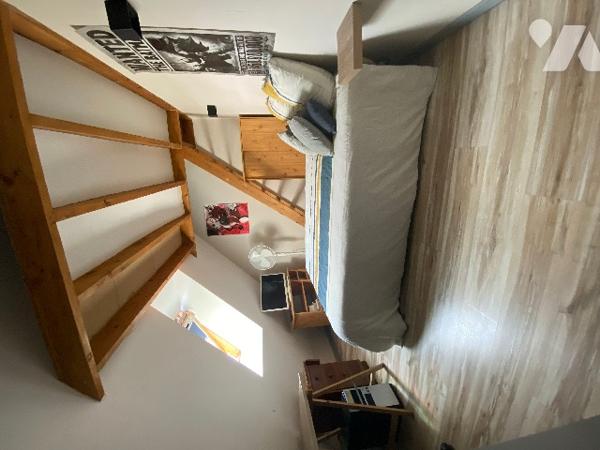 Pavillon récent de quatre chambres, sur un terrain de 361 m², à 800 m de la plage.