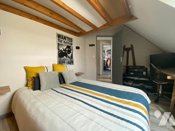 Pavillon récent de quatre chambres, sur un terrain de 361 m², à 800 m de la plage.