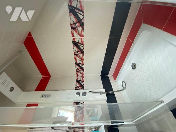 Pavillon récent de quatre chambres, sur un terrain de 361 m², à 800 m de la plage.