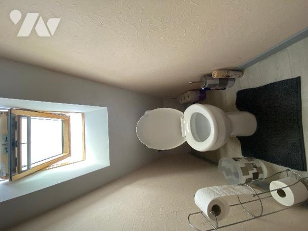 Pavillon récent de quatre chambres, sur un terrain de 361 m², à 800 m de la plage.