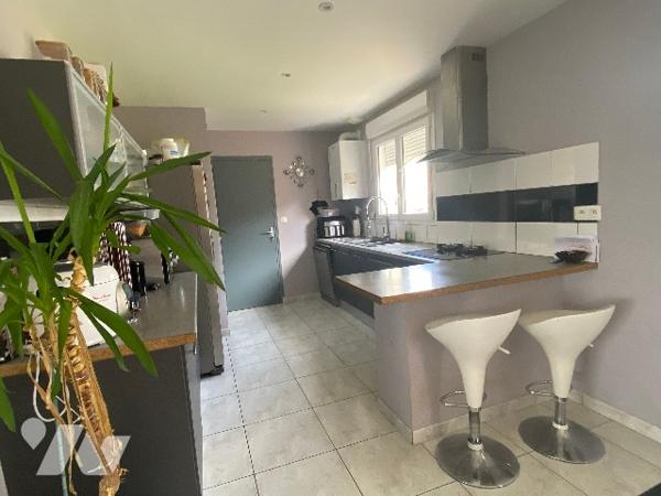 Pavillon récent de quatre chambres, sur un terrain de 361 m², à 800 m de la plage.