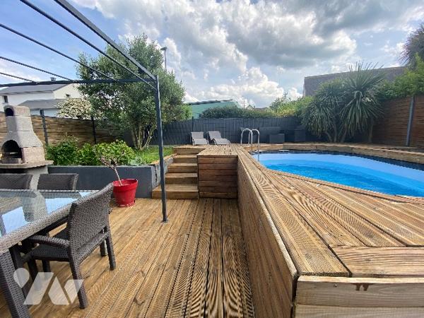 Pavillon récent de quatre chambres, sur un terrain de 361 m², à 800 m de la plage.