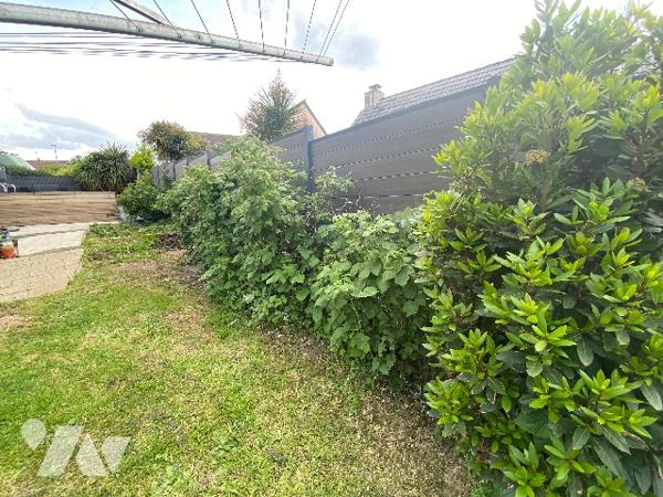 Pavillon récent de quatre chambres, sur un terrain de 361 m², à 800 m de la plage.