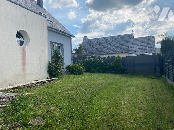 Pavillon récent de quatre chambres, sur un terrain de 361 m², à 800 m de la plage.