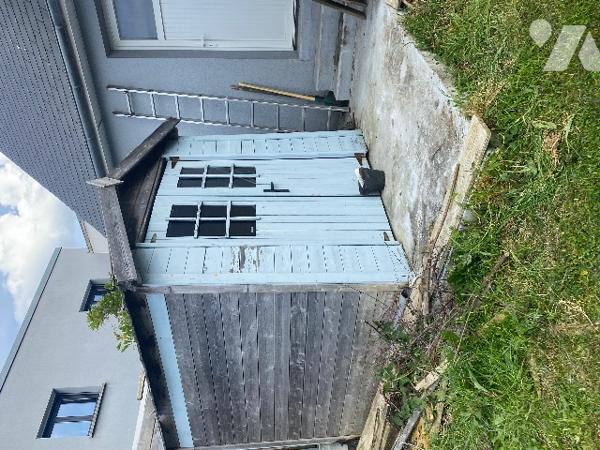 Pavillon récent de quatre chambres, sur un terrain de 361 m², à 800 m de la plage.