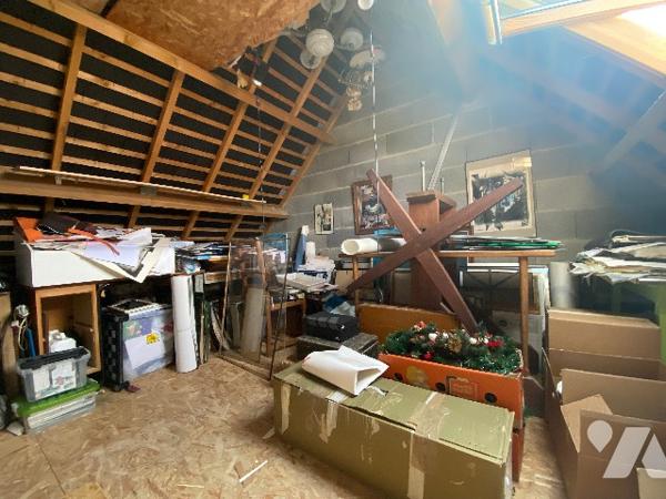 Pavillon récent de quatre chambres, sur un terrain de 361 m², à 800 m de la plage.