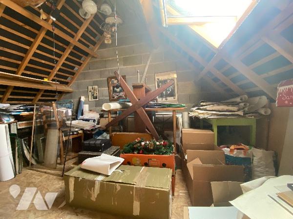 Pavillon récent de quatre chambres, sur un terrain de 361 m², à 800 m de la plage.