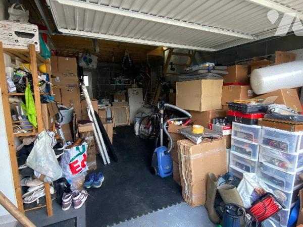 Pavillon récent de quatre chambres, sur un terrain de 361 m², à 800 m de la plage.