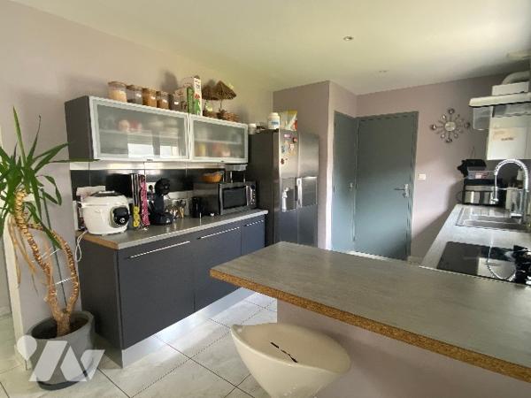 Pavillon récent de quatre chambres, sur un terrain de 361 m², à 800 m de la plage.