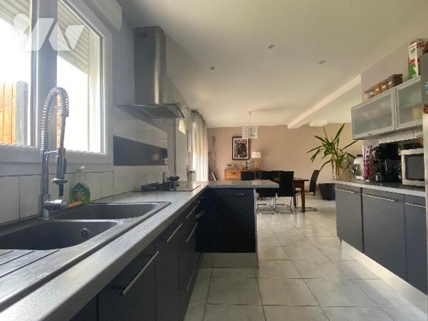 Pavillon récent de quatre chambres, sur un terrain de 361 m², à 800 m de la plage.