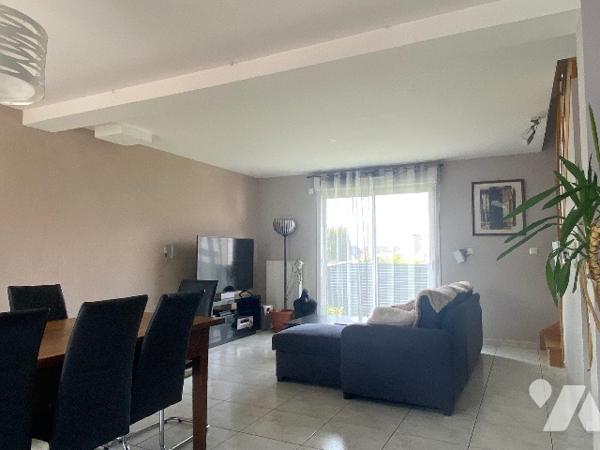 Pavillon récent de quatre chambres, sur un terrain de 361 m², à 800 m de la plage.