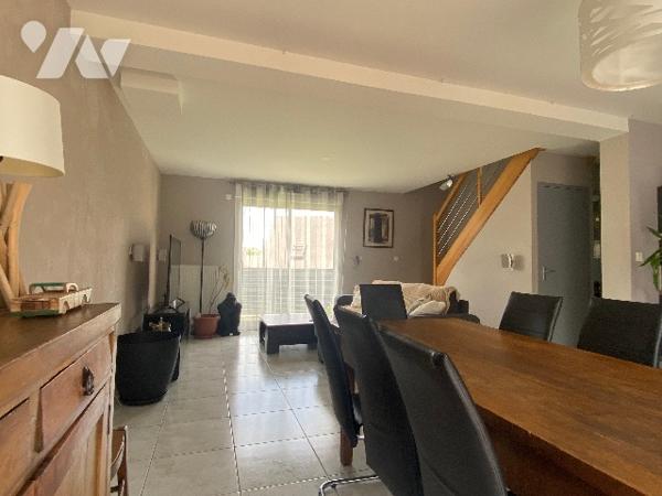 Pavillon récent de quatre chambres, sur un terrain de 361 m², à 800 m de la plage.