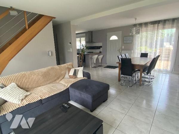 Pavillon récent de quatre chambres, sur un terrain de 361 m², à 800 m de la plage.