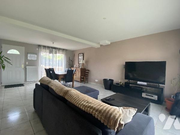 Pavillon récent de quatre chambres, sur un terrain de 361 m², à 800 m de la plage.