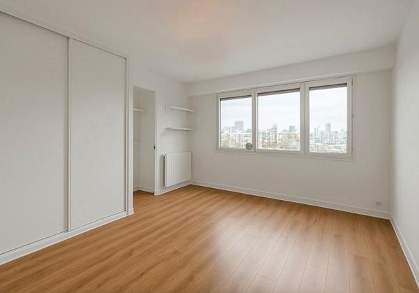 Studio 32 m²  Dernier étage 