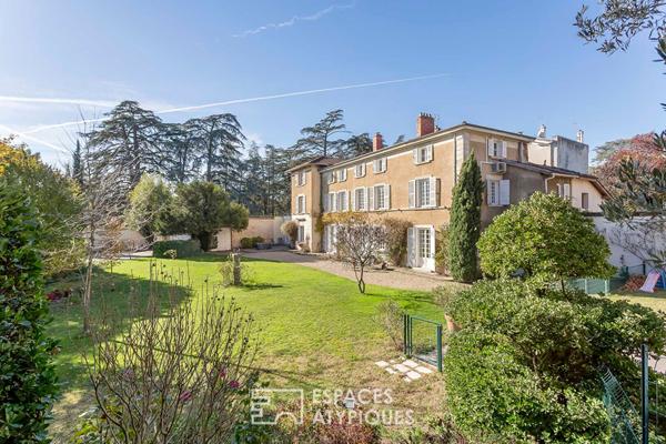 Élégance d’un clos du XVIIIe sur parc arboré avec piscine à Saint-Genis-Laval