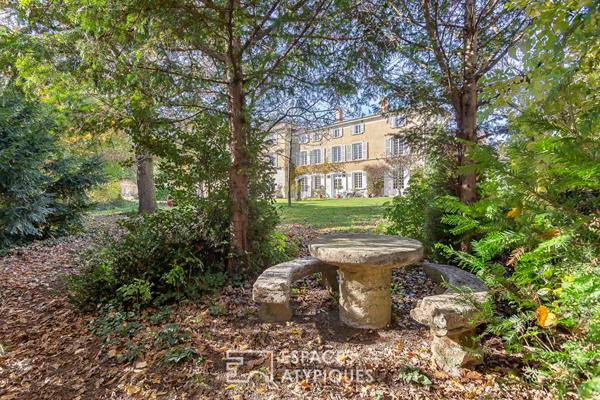 Élégance d’un clos du XVIIIe sur parc arboré avec piscine à Saint-Genis-Laval